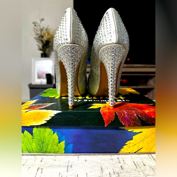 ♥️Silver Bedazzled Closed Toe Heels - Picture 2 of 4